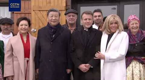 Лидеры Китая и Франции вместе с женами посмотрели представление традиционных французских танцев