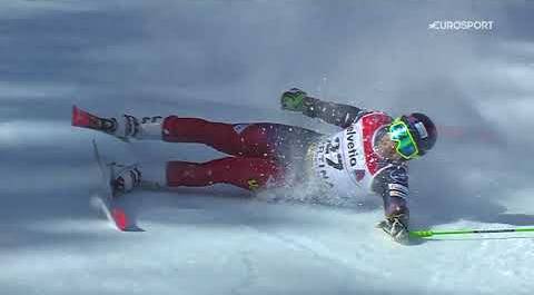 Русский горнолыжник упал, потерял лыжу, поднялся и снова упал