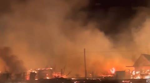 Масштабный пожар локализовали в Улан-Удэ. Более двадцати домов и надворных построек сгорели в огне