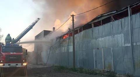 Тысячи квадратных метров в огне. Мощный пожар на овощебазе в Краснодарском крае