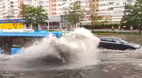 Центр Москвы ушел под воду, машины поплыли по улицам. Город затопило мощными ливнями