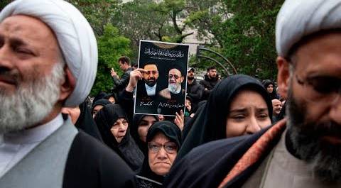Тысячи иранцев пришли на церемонию прощания с президентом Ирана Эбрахимом Раиси