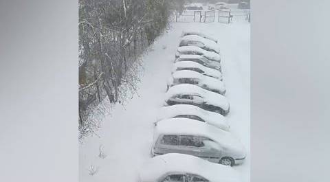 Машины утопают в снегу, сугробы выросли за считанные часы. Аномальные метели бушуют в Екатеринбурге