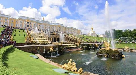 В «Петергофе» торжественно запустили 150 фонтанов
