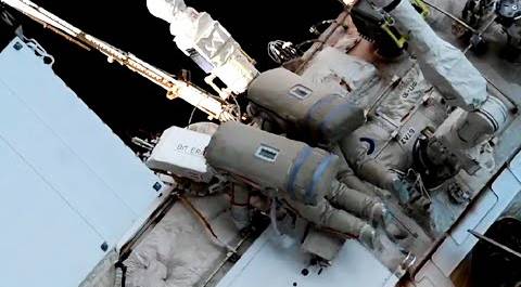 Российские космонавты пробыли в открытом космосе 4 часа 36 минут и установили аппаратуру на модулях