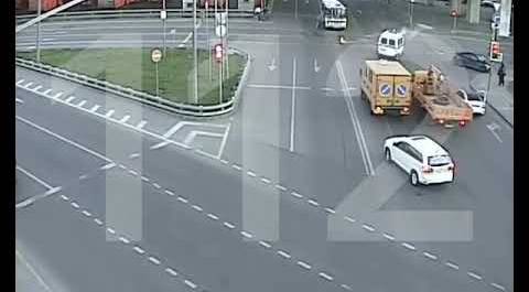 Легковушка таранит полицейский автомобиль!