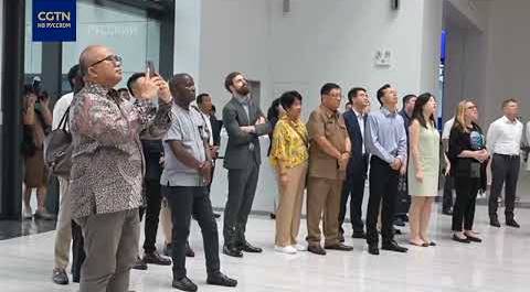 Дипломаты 15 стран посетили порт свободной торговли острова Хайнань на юге Китая