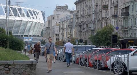 Украинцы просят Владимира Зеленского отменить запрет на выезд мужчин из страны