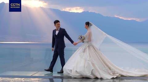 В Китае все большую популярность набирает тренд проведения свадеб в живописных местах своей страны