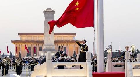Каждое утро на площади Тяньаньмэнь китайцы поднимают флаг. 1 января — не исключение