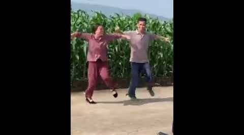 Фермеры покорили онлайн-пользователей зажигательными танцами