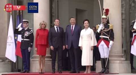 Си Цзиньпин с женой после церемонии приветствия прибыли в Елисейский дворец на машине