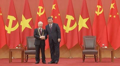 Си Цзиньпин вручил орден Дружбы генеральному секретарю ЦК Компартии Вьетнама Нгуен Фу Чонгу