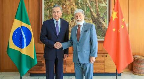 Глава МИД КНР и советник президента Бразилии обсудили стратегическое сотрудничество двух стран