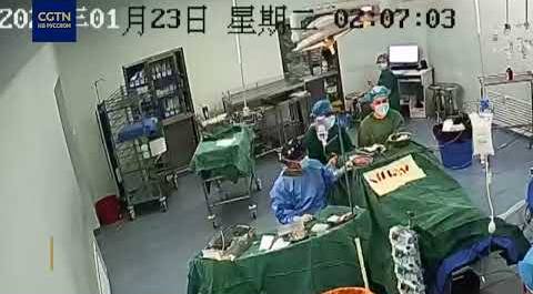 Медицинский персонал проводит краниотомию во время землетрясения