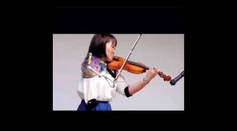 Японка с протезом виртуозно играет на скрипке