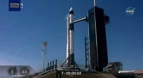 SpaceX запустила корабль с частным экипажем к МКС