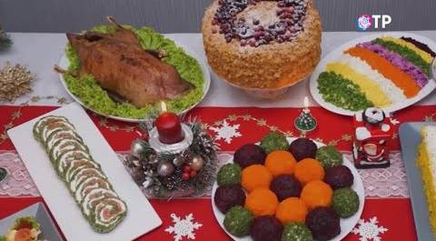 Новогодний стол: какие блюда рекомендуют диетологи и как украсить его своими руками?