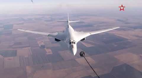 Дозаправка Ту-160 при сильном боковом ветре