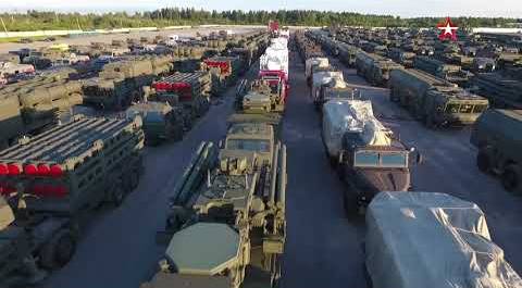 Движение военной техники из Алабино в Москву для участия в Параде Победы: кадры с коптера