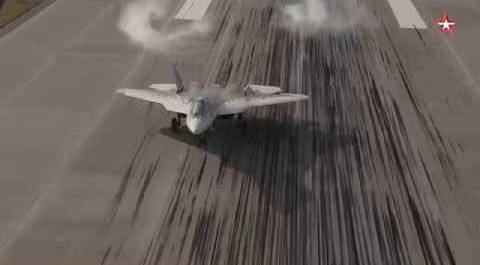 Опубликованы кадры синхронной посадки пары Су 57, снятые с воздуха