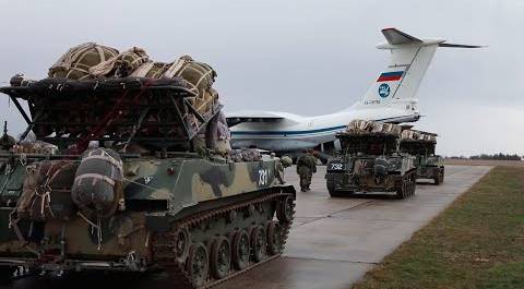 В Крыму десантники провели погрузку техники в самолеты ВТА
