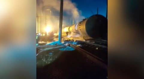 Цистерна с топливом загорелась на жд путях из-за схода нескольких вагонов с рельсов в Ростове