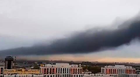 Пожар на складе макулатуры в Санкт-Петербурге. Черный столб дыма навис над городом