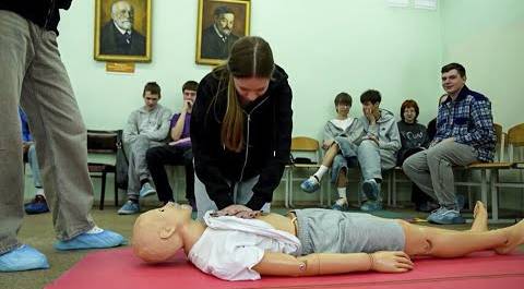 Оказывать первую медицинскую помощь учат в школах Беларуси