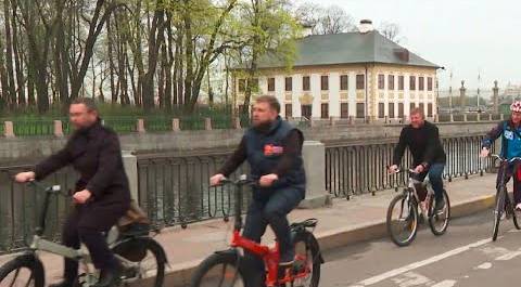 Офисные работники приняли участие в акции «На работу на велосипеде» в Петербурге