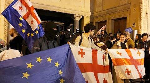 Ночной митинг прошел у здания парламента в Грузии из-за принятия закона об иноагентах