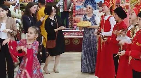 Гости «Ночи музеев» в Душанбе выучили русский танец и освоили китайскую каллиграфию