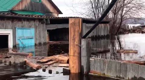 Волна паводка накрыла Якутию поздно ночью и затопила жилые дома