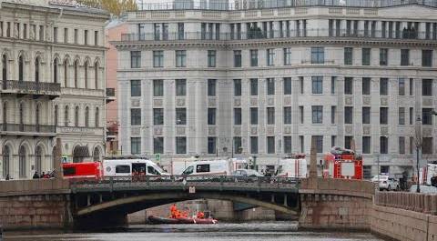 Число погибших при падении автобуса в реку Мойку выросло до семи человек в Санкт-Петербурге
