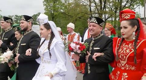 Самая массовая и многонациональная свадьба прошла в Москве: 151 пара женилась одновременно
