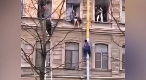 Дворник вытащил из горящего дома несколько человек в Санкт-Петербурге