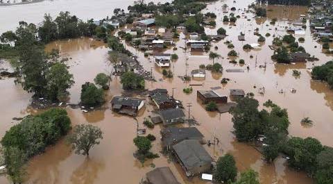 Тысячи домов затоплены, под воду ушли села и деревни. Наводнения накрыли юг Бразилии