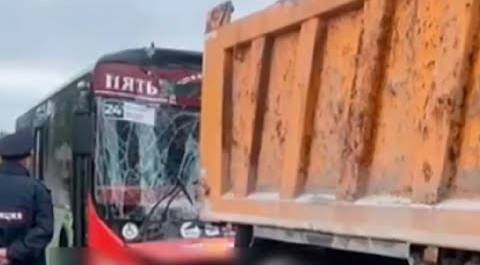 Рейсовый автобус врезался в грузовик в Хабаровске. Семь человек пострадали в результате аварии