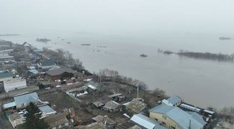 Большая вода отступает от Уральска на западе Казахстана