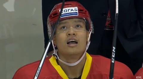 Zach Yuen scores first KHL goal for China!