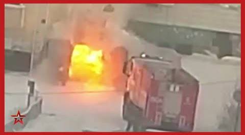 Пожарного снесло взрывной волной при тушении пожара в Якутске