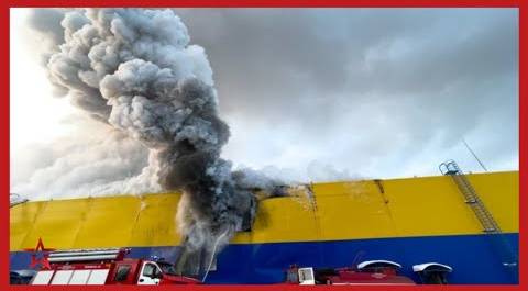 Дым и взрывы: кадры, как в Томске целиком сгорел гипермаркет «Лента»