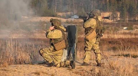 Новобранцы ЗВО отработали стрельбу из РПГ 7 на полигоне в Ленинградской области