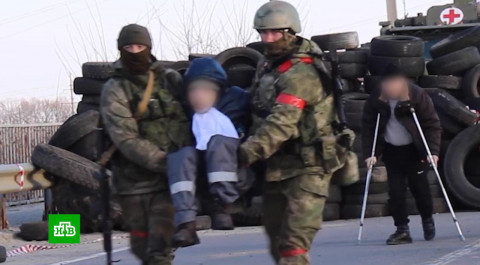 Российские военные помогли мирным украинцам, укрывшимся в подвале черниговского предприятия