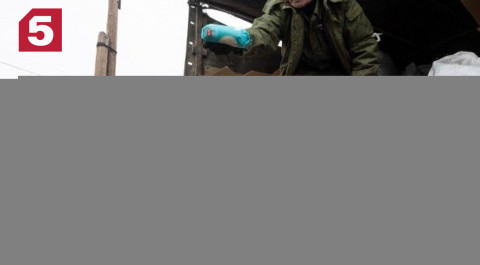 Российские военные привезли гуманитарную помощь жителям поселка под Черниговом