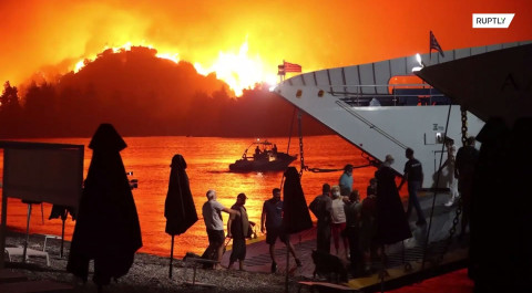 Эвакуация людей с охваченного огнём острова Эвия — видео