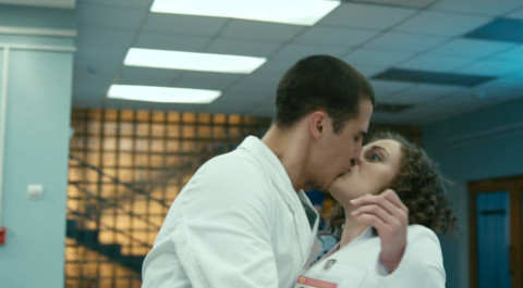 Интерны: Алексей целует Софью