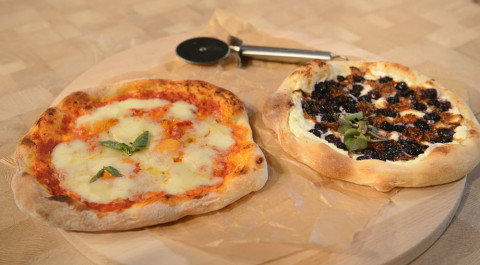Пицца Маргарита с моцареллой Буффало. Пицца с голубикой, брынзой и карамелизованным красным луком