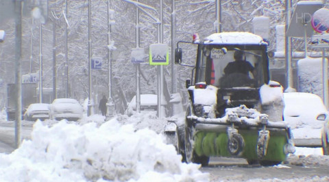 Мощный снегопад обрушил на столицу половину месячной нормы осадков