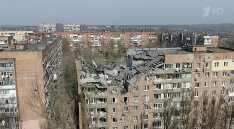 В Донецке разбирают завалы в жилом доме, по которо...ом украинские войска нанесли удар из "Ураганов"